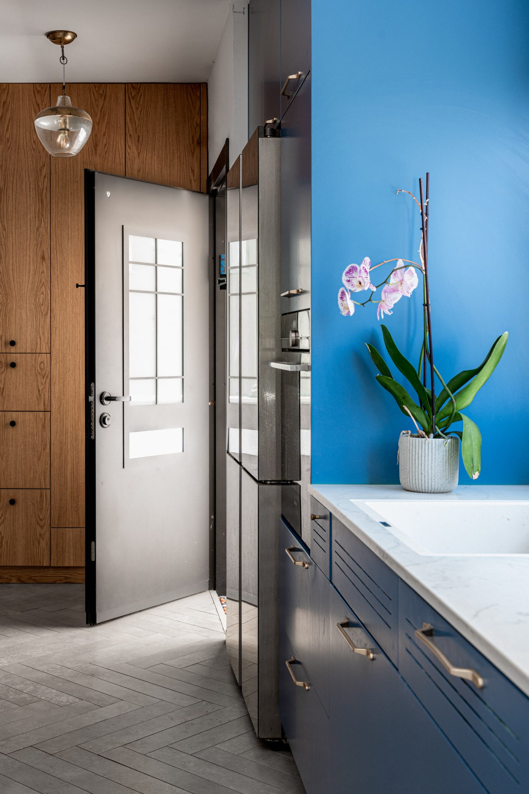 חומרים טבעיים, דלתות פנים מעוצבות, חללים רב-שימושיים וצבעוניות רגועה עם טוויסט — סקר חדש חושף את הטרנדים החמים בעיצוב הבית הישראלי לשנת 2025