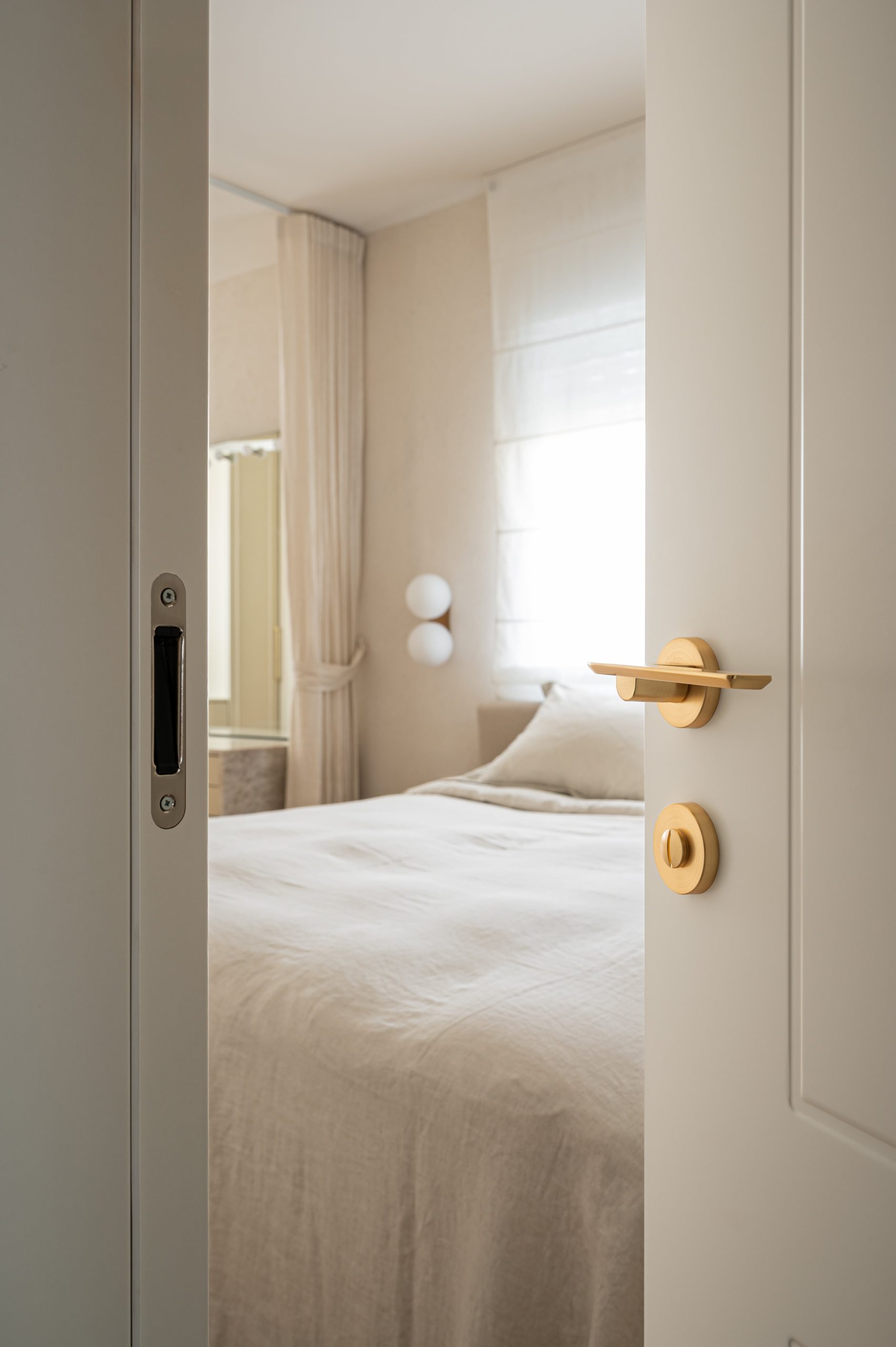 מגמות עיצוב הבית בישראל 2025: מה הישראלים אוהבים? חומרים טבעיים, סגנון אישי, דלתות פנים בקו אפס, חללים מודולריים וצבעוניות רגועה עם נגיעות צבע