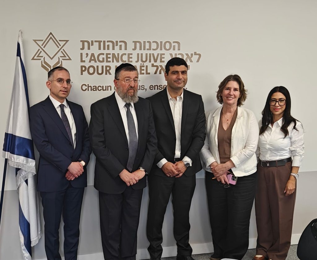 מימין לשמאל: מור פרבשטיין חבר ועד בהתאחדות האדריכלים, אורנה אנג'ל יור' ההתאחדות האדריכלים,שר העבודה יואב בן צור, שר הקליטה אופיר סופר