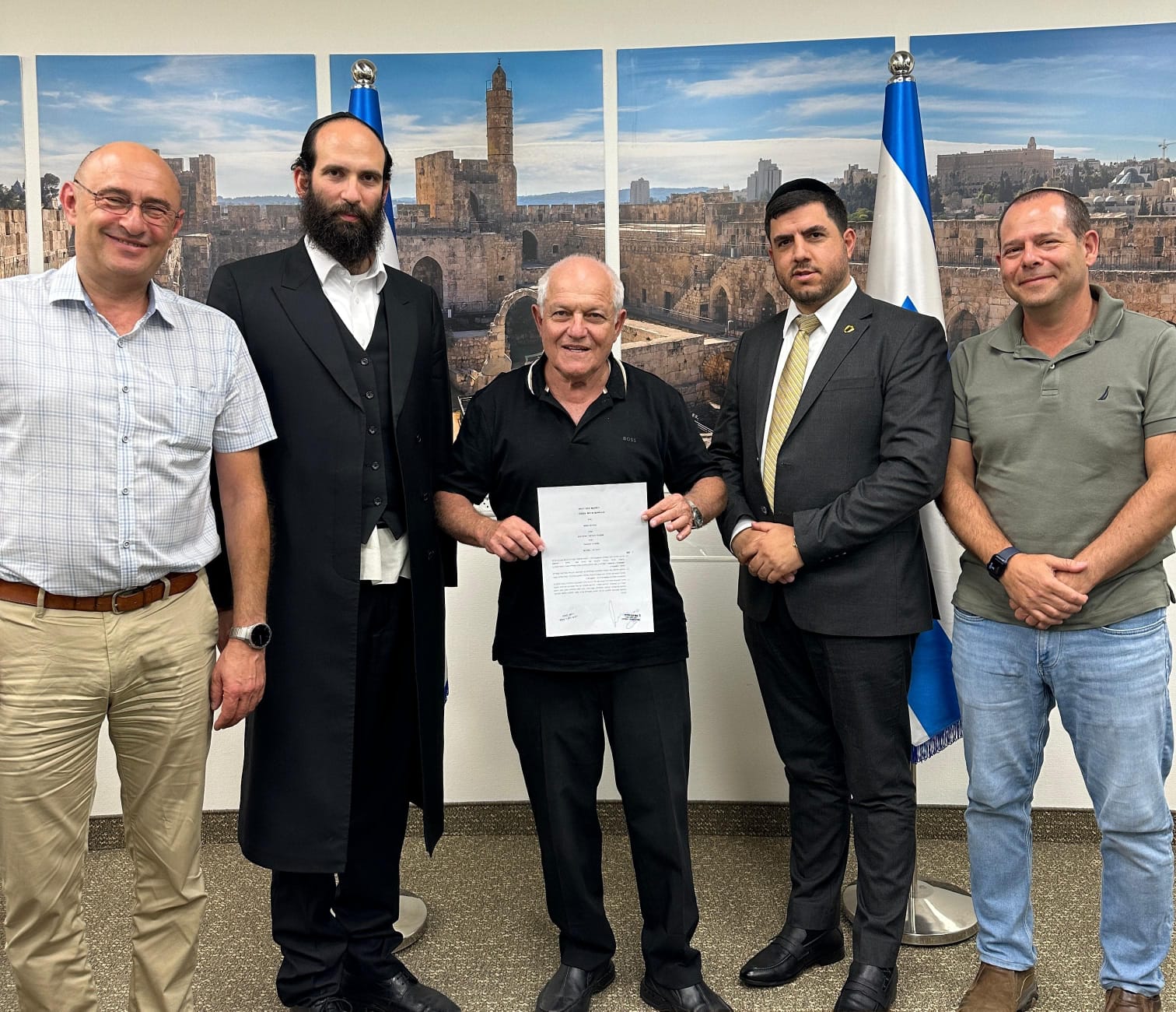 אריאל אולצוור, מנהל מחוז צפון, יוסי קקון ראש העיר צפת, השר חיים כץ, מנכ"ל המשרד יהודה מורגנשטרן, יורי  גמרמן, סמנכ"ל בכיר בנייה חדשה. קרדיט: משרד הבינוי והשיכון