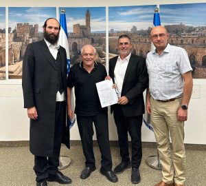 יורי גמרמן סמנכ"ל בכיר בנייה חדשה, סגן ראש העיר נהריה חיים רואש, השר חיים כץ, מנכ"ל המשרד יהודה מורגנשטרן. קרדיט: משרד הבינוי והשיכון