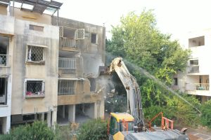 הריסת הבניינים ברחוב מוהליבר ביהוד מונסון - אופק החזקות קרדיט בר לביא