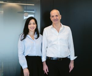 איתמר סיידא; בתמונה - עוה"ד שמואל שוב ונעמה שיף