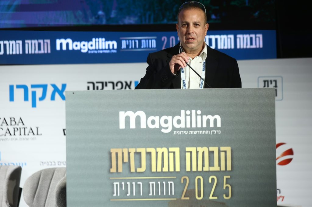 דרור סיתהכל; בתמונה - ד''ר דורון סייג בכנס מגדילים