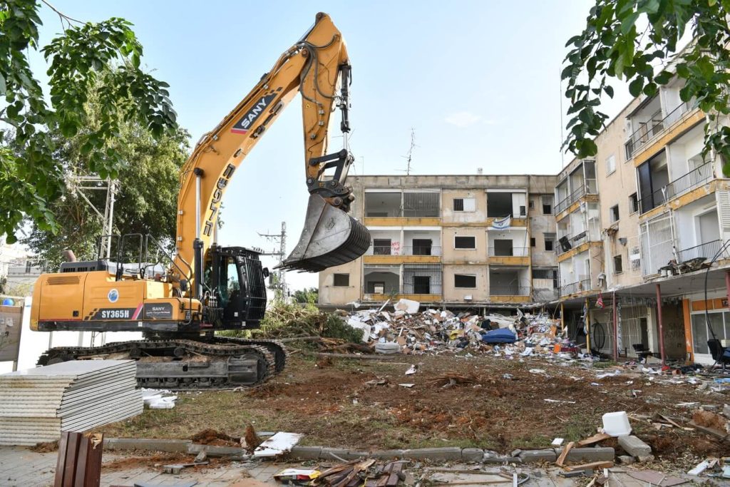 ראובן קסטרו; בתמונה - הריסה חנקין חולון