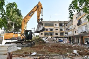 ראובן קסטרו; בתמונה - הריסה חנקין חולון