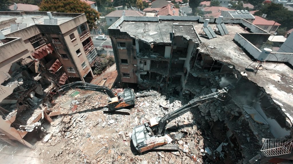 הריסת בניין ברחוב כץ בפתח תקווה, על ידי קטה גרופ. צילום: עידן סבח