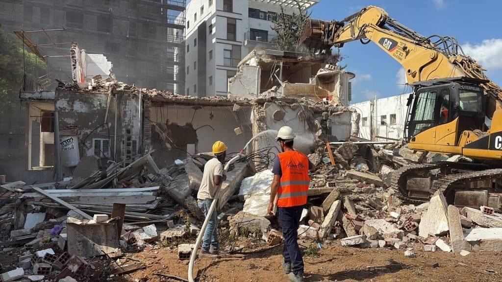 הריסת הבניין. קרדיט: צילום פרטי