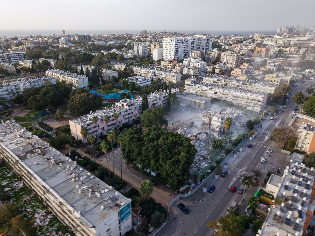 ינאי אלפסי; בתמונה - הריסת המבנים ביפו לקראת הקמת פרויקט נחלים של חברת צ.פ