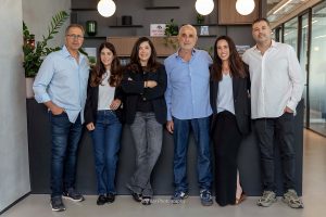 רועי בר; בתמונה - משפחת גבאי