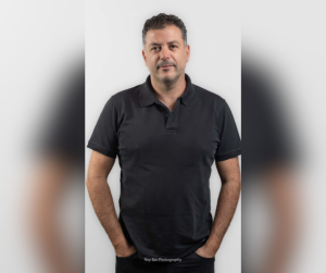 רועי בר; בתמונה - אלי גבאי, מבעלי קבוצת גבאי