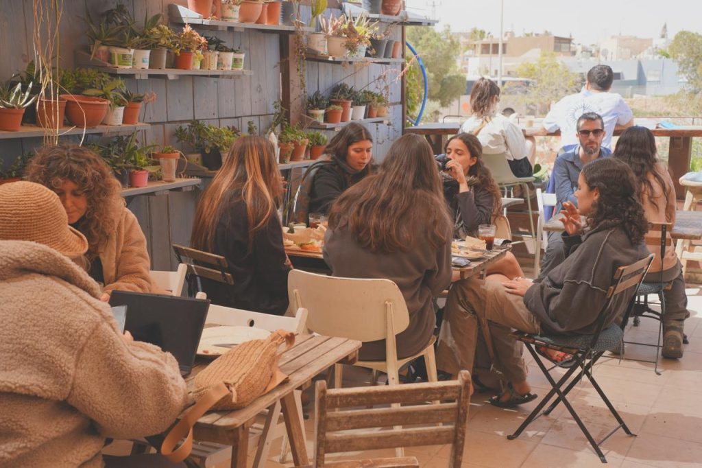 ערן שפי; בתמונה- מבקרים בפסח במצפה רמון