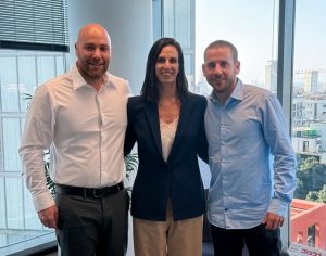 טל כהן; בתמונה - מימין לשמאל: ניר ארקין מנכ"ל ארקין קפיטל, ליאת חזות מנכ"לית פועלים אקוויטי ותומר כץ, מייסד ומנכ"ל רכס נדל"ן