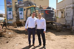 ליאור גולדשטיין; בתמונה עדי דנה, מנכ''ל אזורים (מימין) ואבי סלמה, ראש עיריית נתניה במעמד ההריסה של פרויקט N ההסתדרות