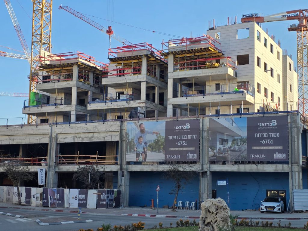 י. ד ברזאני; בתמונה - פרויקט ארקדה