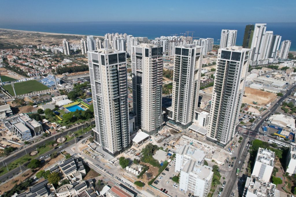 חברת אזורים; בתמונה - פרויקט מומנט בבת ים