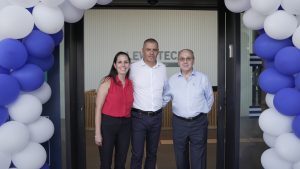 סטודיו סקייפרו; בתמונה - שאולי לוטן, מנכ''ל ובעלים קבוצת לוינשטין, רפי סער, ראש העיר כפר סבא וחן גור - לוטן סמנכ''לית נכסים מניבים בקבוצת לוינשטין